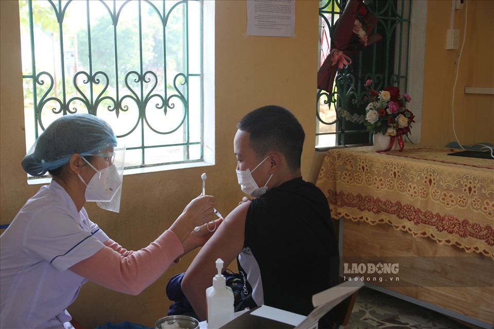 Học sinh trường THCS thị trấn Cổ Phúc (huyện Trấn Yên) thực hiện tiêm phòng vaccine phòng COVID-19.