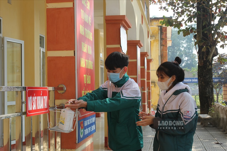 Học sinh trường THPT Lê Quý Đôn thực hiện nghiêm quy định phòng chống dịch COVID-19 trước khi đến lớp học.