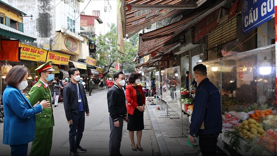 Ban Chỉ đạo 197 phường Hàng Bạc kiểm tra công tác đảm bảo vệ sinh môi trường trên địa bàn. Ảnh Đinh Thiện