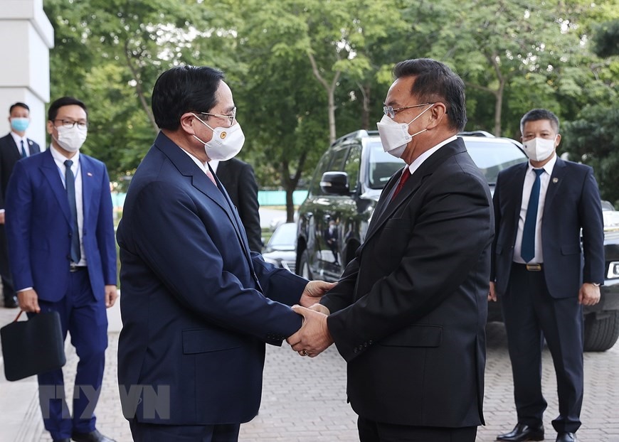 Thủ tướng Phạm Minh Chính đón Chủ tịch Quốc hội Lào Saysomphone Phomvihane. Ảnh: TTXVN