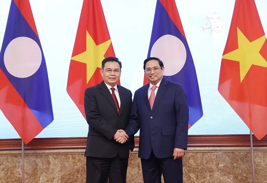 Thủ tướng Phạm Minh Chính và Chủ tịch Quốc hội Lào Saysomphone Phomvihane. Ảnh: TTXVN