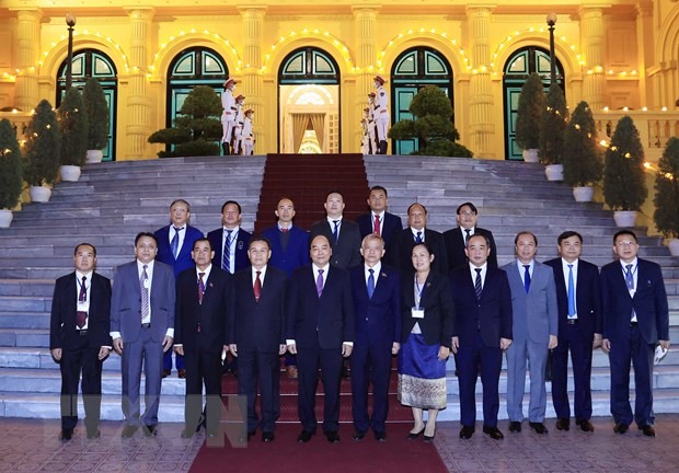 Chủ tịch nước Nguyễn Xuân Phúc chụp ảnh chung với Chủ tịch Quốc hội Lào Saysomphone Phomvihane và các thành viên trong đoàn. Ảnh: TTXVN