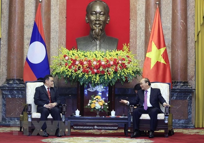 Chủ tịch nước Nguyễn Xuân Phúc tiếp Chủ tịch Quốc hội Lào Saysomphone Phomvihane. Ảnh: TTXVN