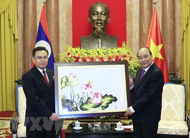 Chủ tịch nước Nguyễn Xuân Phúc tặng quà lưu niệm cho Chủ tịch Quốc hội Lào Saysomphone Phomvihane. Ảnh: TTXVN