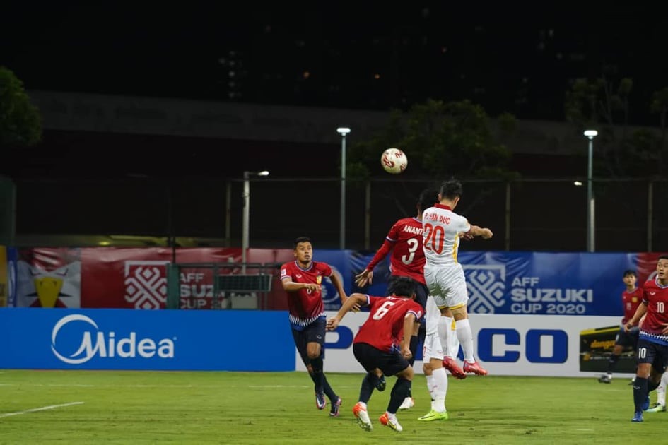 Phan Văn Đức đánh đầu ấn định chiến thắng 2-0 cho tuyển Việt Nam ở trận mở màn AFF Cup 2020. Ảnh: Đ.H