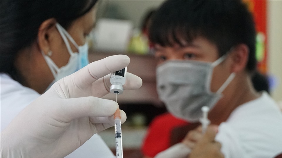 Tiêm vaccine phòng COVID-19 cho trẻ em tại Hậu Giang. Ảnh: Tạ Quang.