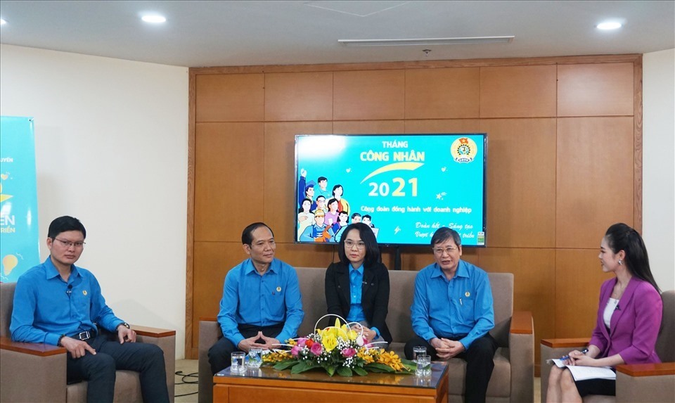 Phó Chủ tịch Thường trực Tổng Liên đoàn Lao động Việt Nam Trần Thanh Hải (thứ hai, từ phải sang) cùng lãnh đạo Ban Tuyên giáo, Ban Chính sách kinh tế xã hội và Thi đua khen thưởng trả lời những câu hỏi của công nhân lao động tại buổi toạ đàm trực tuyến về Tháng Công nhân 2021 diễn ra chiều 16.3. Ảnh: Bảo Hân