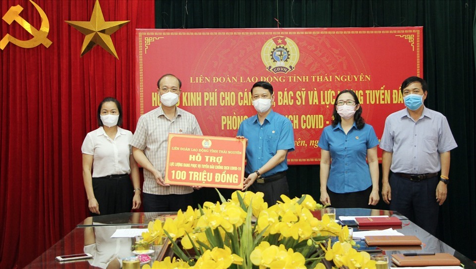 Lãnh đạo LĐLĐ tỉnh Thái Nguyên trao hỗ trợ cho tuyến đầu chống dịch COVID-19. Ảnh: CĐTN