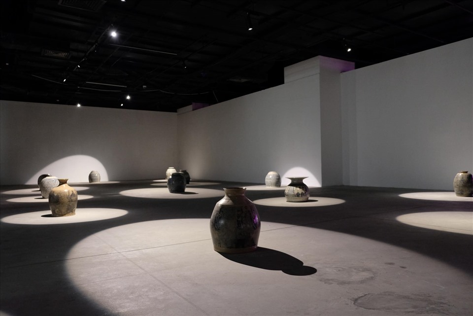 Các tác phẩm đặc sắc tại triển lãm sắp đặt gốm đương đại “Loong Koong”.