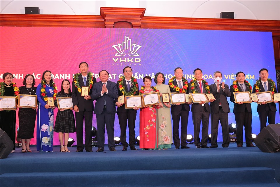 Petrovietnam được tôn vinh là “Doanh nghiệp đạt chuẩn văn hóa kinh doanh Việt Nam“.