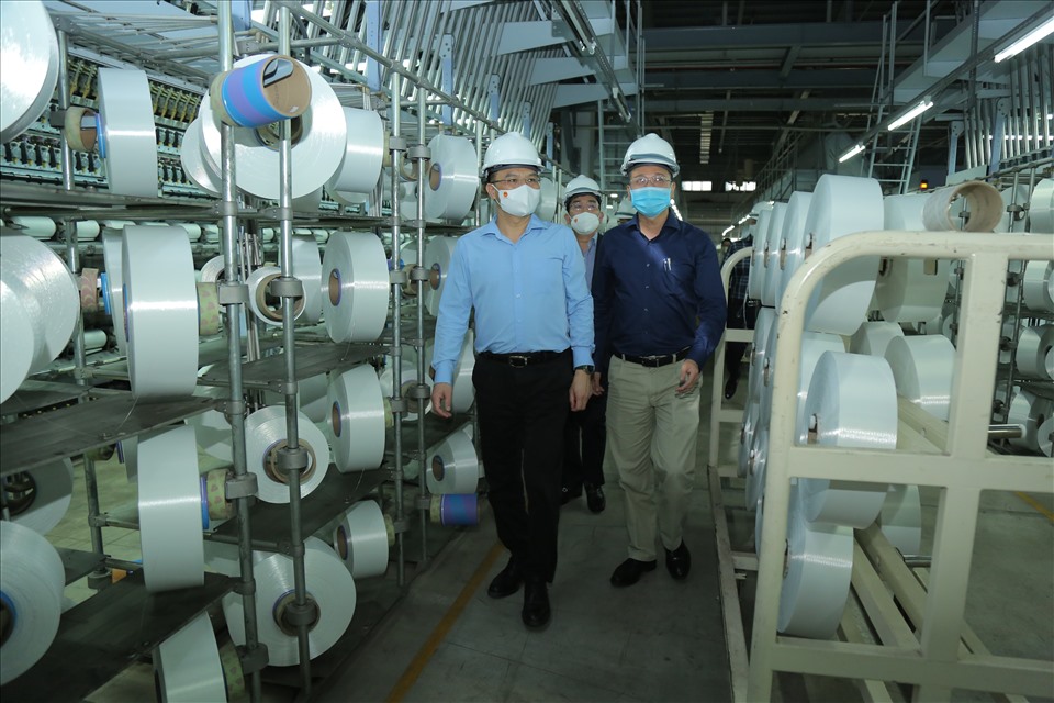 TGĐ Lê Mạnh Hùng kiểm tra hoạt động sản xuất tại Nhà máy xơ sợi Đình Vũ.