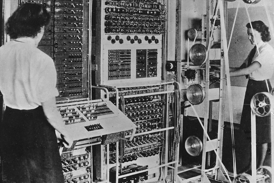Hệ thống máy tính Colossus phát triển năm 1943 tại London. Ảnh chụp màn hình