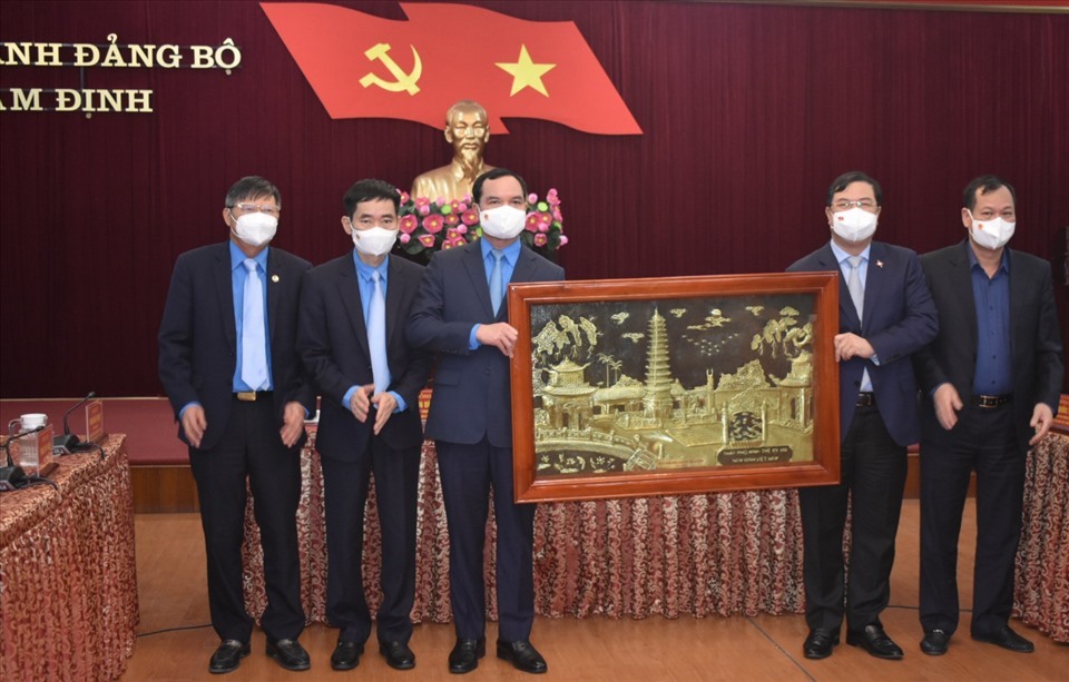 Lãnh đạo tỉnh Nam Định (nên phải) tặng tranh lưu niệm tới lãnh đạo Tổng LĐLĐVN. Ảnh: T.D