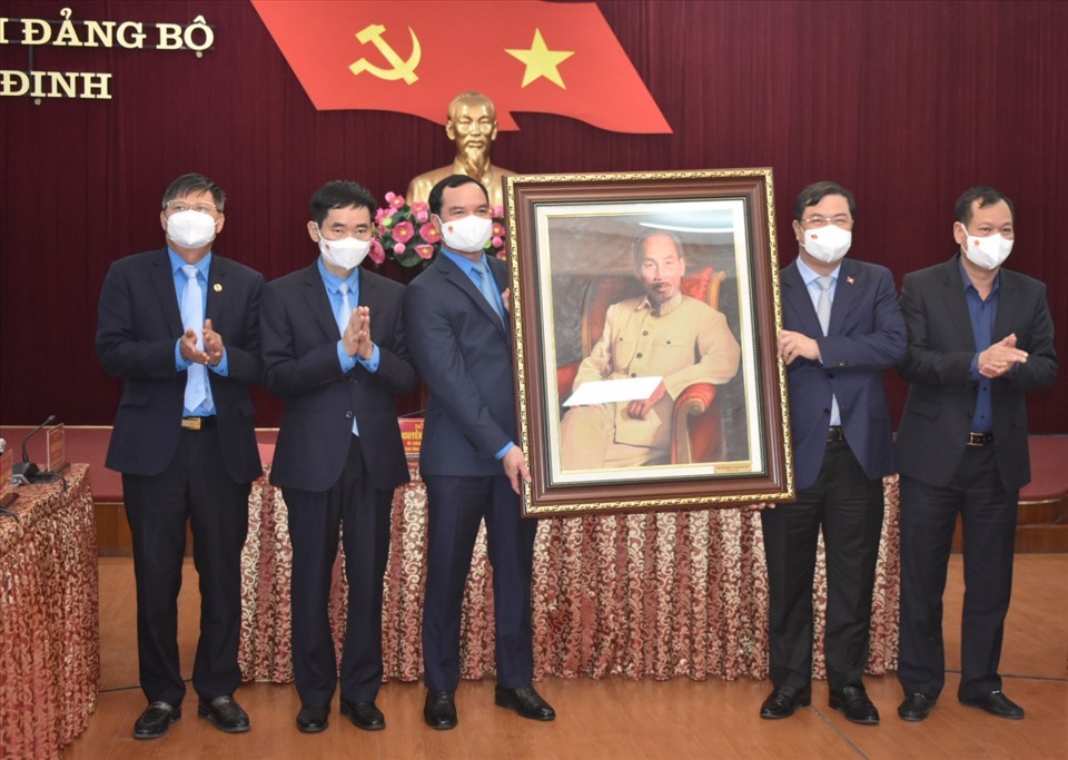 Lãnh đạo Tổng LĐLĐVN (bên trái) tặng bức tranh quý về Bác Hồ tới lãnh đạo tỉnh Nam Đinh. Ảnh: T.D