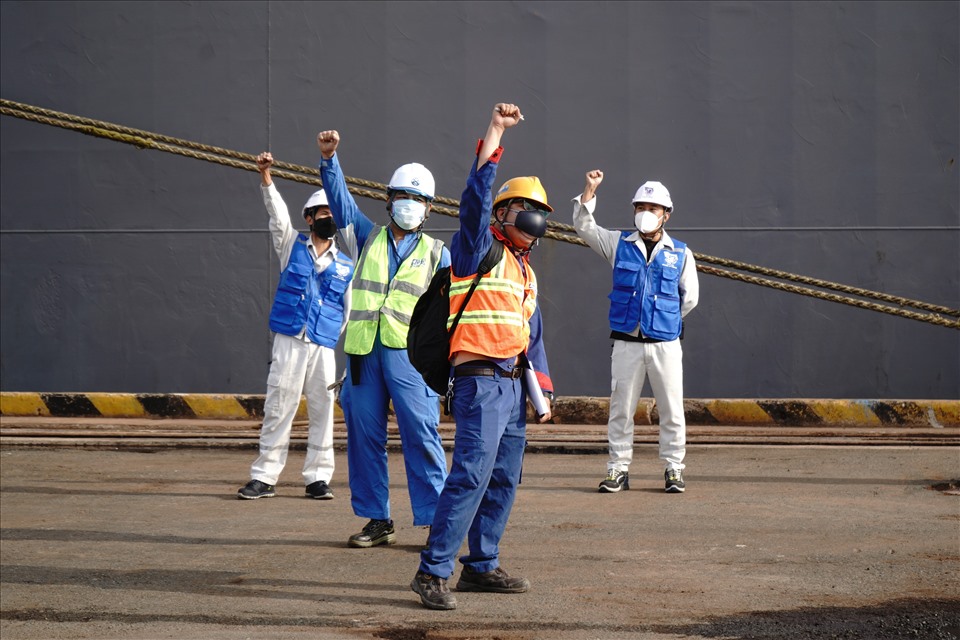 Các kĩ sư vui mừng khi hoàn thành việc bốc dỡ đoàn tàu xuống cảng Khánh Hội.