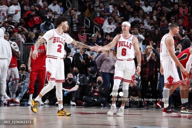 Tuy xuất phát điểm khác nhau nhưng sự đồng điệu trong tư duy chơi bóng giúp Alex Caruso và Lonzo Ball hợp thành cặp bài trùng khó chịu bậc nhất NBA trong màu áo Bulls. Ảnh: AFP