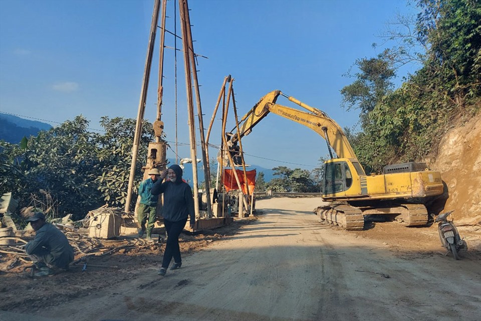 Có những lúc máy thi công phải chắn ngang đường để dựng cọc. Ảnh: TT.