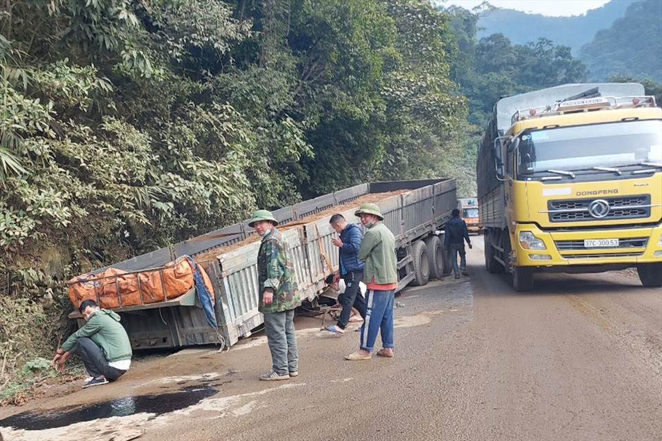 Một xe đầu kép bị hỏng trên đường, phải tạm bỏ lại phần thùng phía sau để dễ sửa chữa. Ảnh: TT.