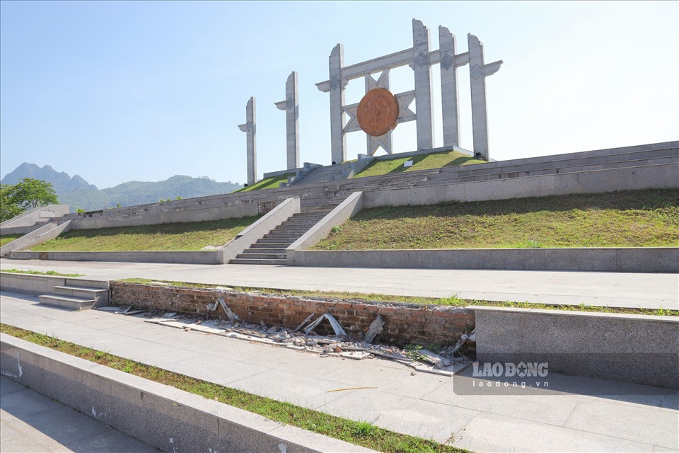 Công trình quảng trường Hòa Bình nằm tại TP Hòa Bình với vốn đầu tư gần 250 tỷ đồng nhằm kỷ niệm 25 năm tái thành lập tỉnh Hòa Bình.