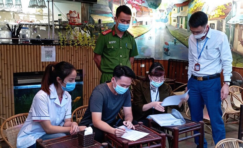 Lực lượng phòng, chống dịch phường Quỳnh Lôi (quận Hai Bà Trưng) kiểm tra việc quét mã QR và việc chấp hành quy định phòng, chống dịch tại các cửa hàng.