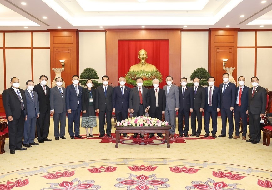 Tổng Bí thư Nguyễn Phú Trọng và Chủ tịch Quốc hội Lào Saysomphone Phomvihane chụp ảnh chung cùng các đại biểu. Ảnh: TTXVN