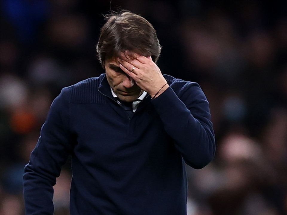 Cơn đau đầu không thuốc giải của Conte. Ảnh: AFP