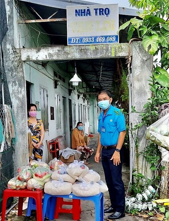 Tổ xung kích chuyển nhu yếu phẩm đến công nhân lao động tại các nhà trọ, các khu phong tỏa.