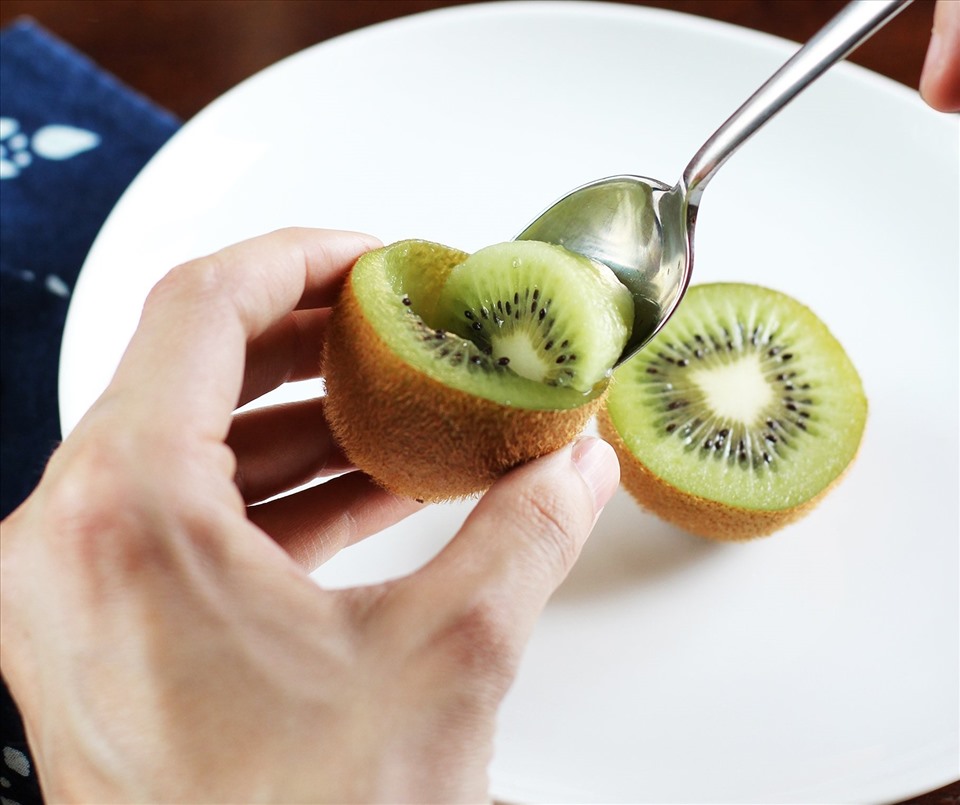 Kiwi có chứa nhiều vitamin C sẽ giúp chống lão hóa và suy giảm trí nhớ. Ảnh: Xinhua