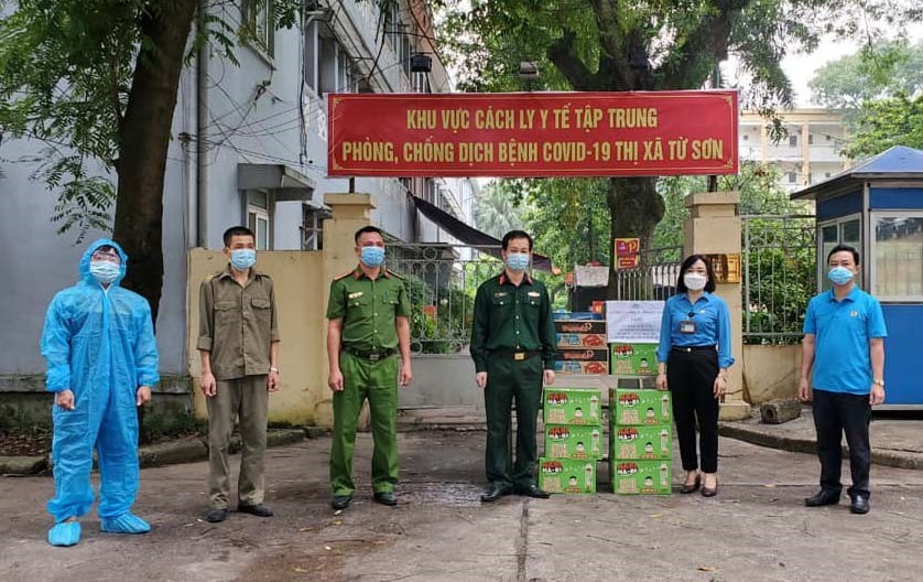 Công đoàn Bắc Ninh hỗ trợ lương thực, nhu yếu phẩm cho khu cách ly y tế tập trung trên địa bàn tỉnh. Ảnh: PV.