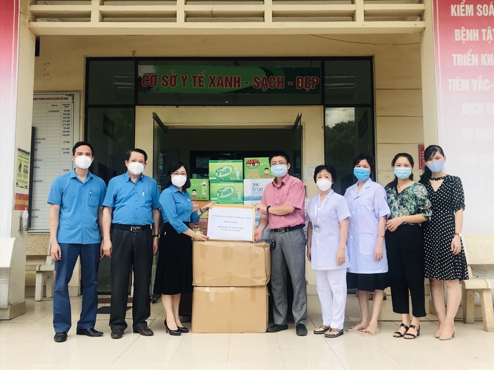 LĐLĐ tỉnh Bắc Ninh trao hỗ trợ là quần áo bảo hộ và nhu yếu phẩm tới CDC tỉnh Bắc Ninh. Ảnh: PV.