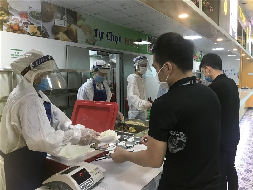 Công nhân Khu công nghiệp Quế Võ (Bắc Ninh) trong giờ ăn trưa đảm bảo nghiêm quy định chống dịch. Ảnh: PV.