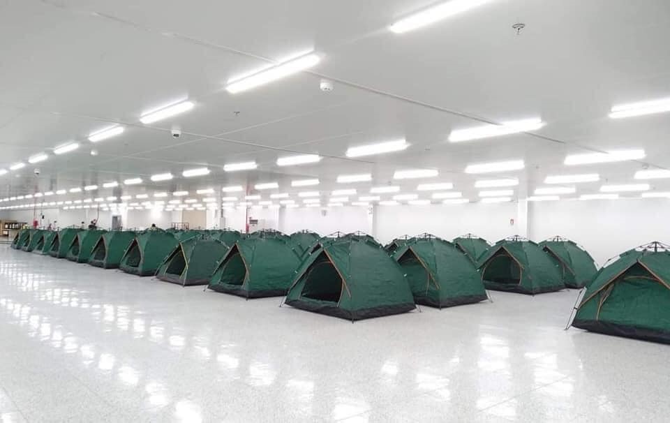 Các lều cá nhân phục vụ việc lưu trú cho công nhân, người lao động tại Công ty TNHH Wisol Hà Nội (KCN Vsip). Ảnh: Hồng Hạnh.