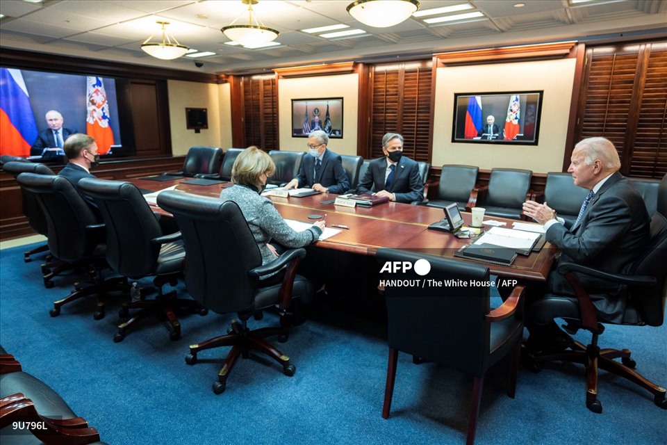 Tổng thống Joe Biden hội đàm trực tuyến với Tổng thống Vladimir Putin ngày 7.12. Ảnh: AFP