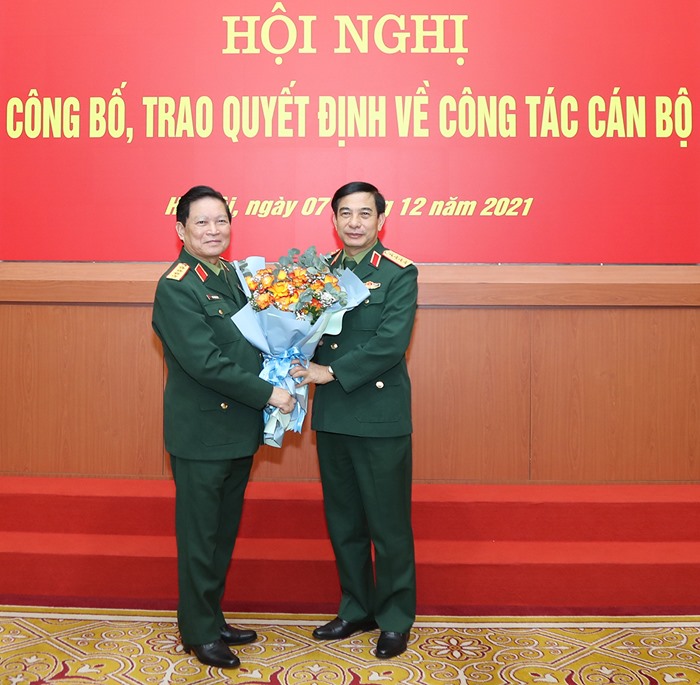 Đại tướng Phan Văn Giang tặng hoa Đại tướng Ngô Xuân Lịch.