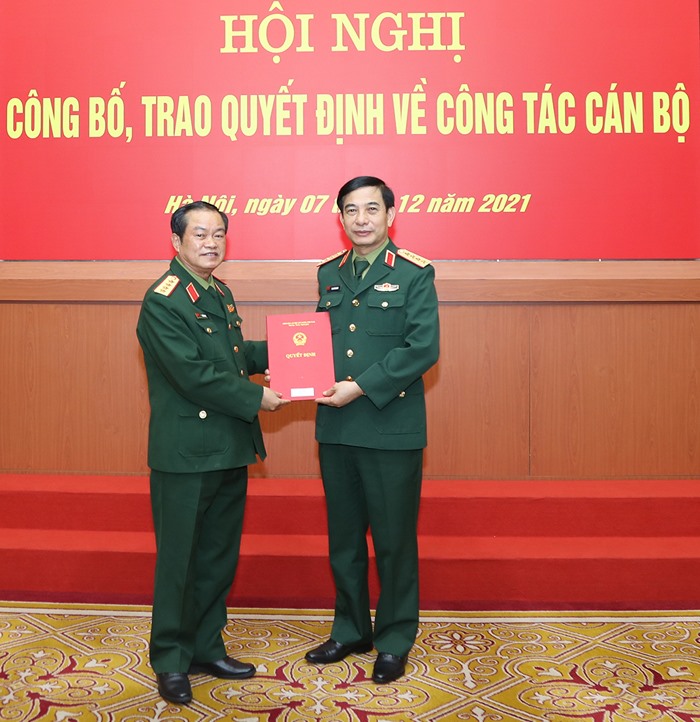 Đại tướng Phan Văn Giang trao Quyết định nghỉ hưu cho Đại tướng Đỗ Bá Tỵ.