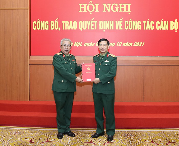 Đại tướng Phan Văn Giang trao Quyết định nghỉ hưu cho Thượng tướng Nguyễn Chí Vịnh.
