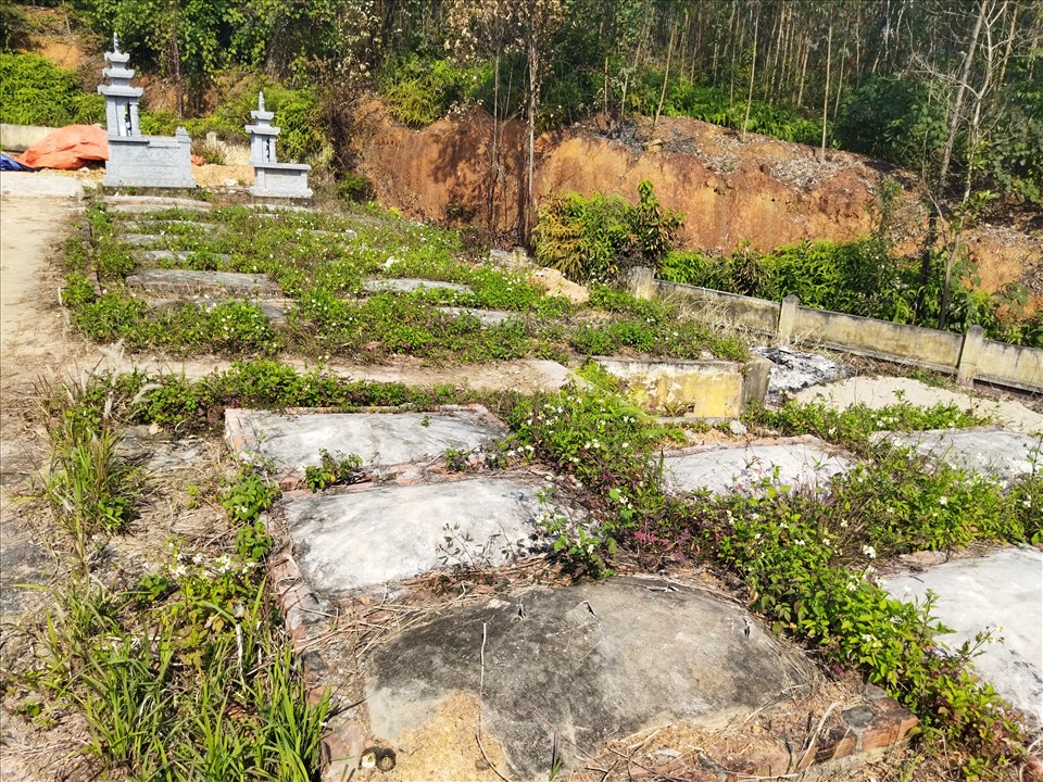 Đầu tháng 12.2021, người dân thị trấn Lập Thạch, huyện Lập Thạch (Vĩnh Phúc) phản ánh về tình trạng nghĩa trang Núi Ngang tại địa phương bị lãnh đạo thị trấn ngang nhiên mổ xẻ, rao bán.