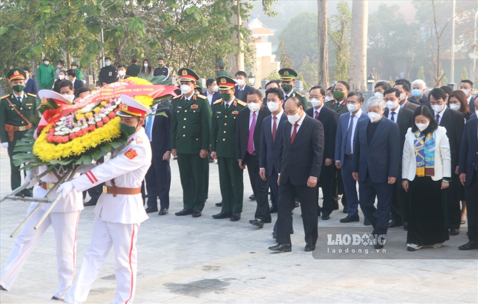 Chủ tịch nước Nguyễn Xuân Phúc cùng đoàn công tác tới dâng hương tại Nghĩa trang liệt sỹ Vị Xuyên.