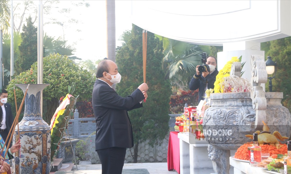 Chủ tịch nước Nguyễn Xuân Phúc dâng hương tưởng nhớ anh linh các liệt sỹ.