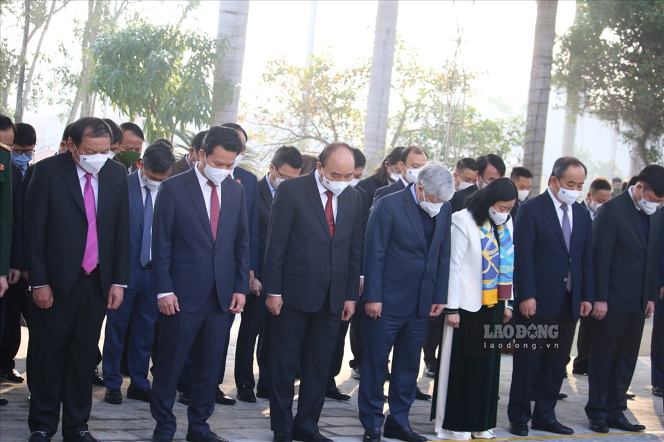 Chủ tịch nước Nguyễn Xuân Phúc và đoàn dành một phút mặc niệm tưởng nhớ anh linh các anh hùng liệt sỹ.