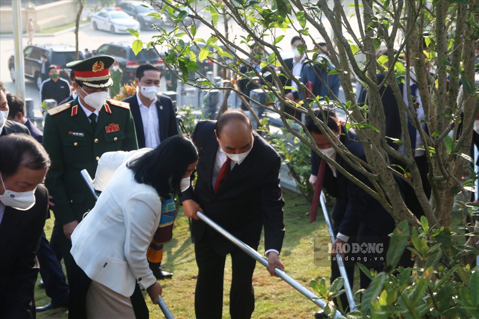 Chủ tịch nước và đoàn công tác trồng cây lưu niệm tại Nghĩa trang liệt sỹ Vị Xuyên.
