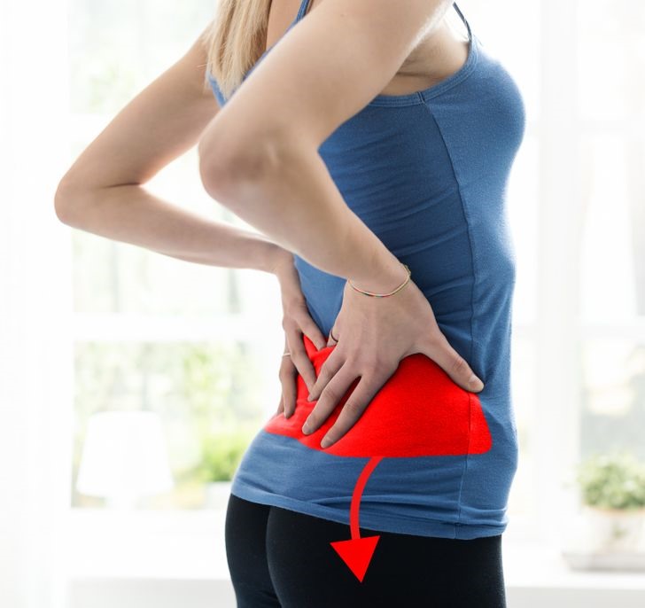 Đau lưng dưới là hiện tượng khá phổ biến trong kỳ nguyệt san của phụ nữ, vì vậy nó có thể được coi là bình thường. Tuy nhiên, nếu bạn bị đau ở lưng dưới và vai trước, trong và sau kỳ kinh nguyệt kèm theo căng cơ ở những vùng này thì rất có thể bạn đã bị lạc nội mạc tử cung .  Các triệu chứng phổ biến khác của lạc nội mạc tử cung là tê, cảm giác ngứa ran và đau ở chân . Loại đau này có thể lan ra một hoặc cả hai chân của bạn và trở nên tồi tệ hơn trước kỳ kinh nguyệt.
