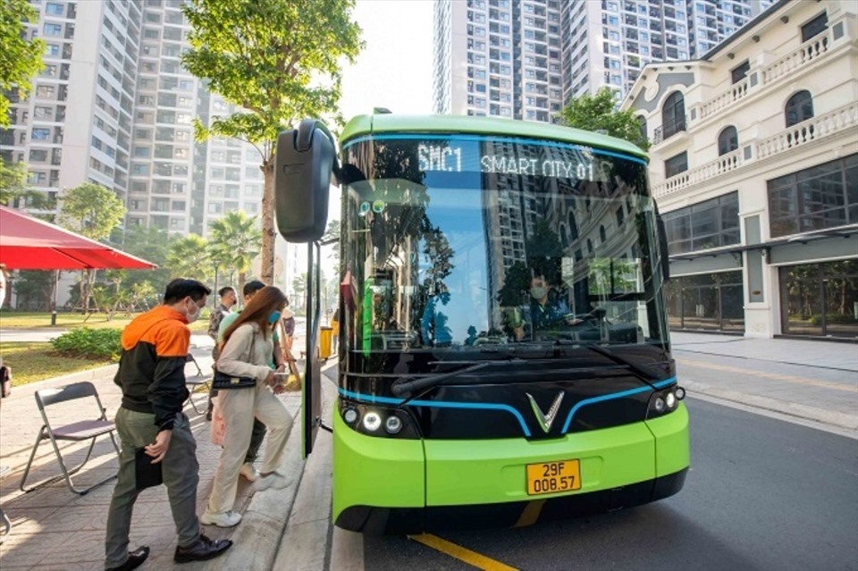 Các tuyến xe buýt điện thông minh VinBus là phương tiện di chuyển thuận tiện của cư dân Vinhomes Smart City.