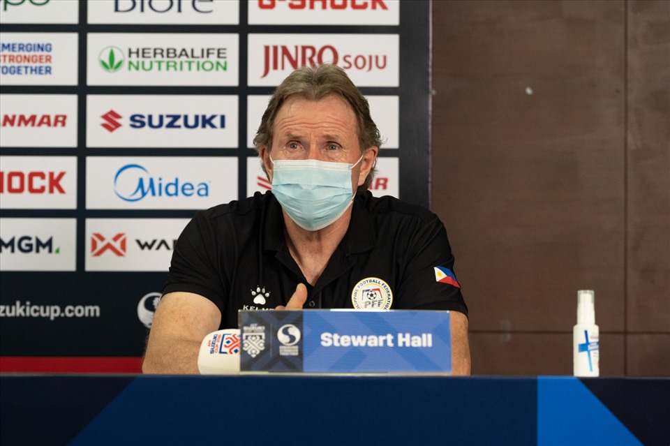 Huấn luyện viên Stewart Hall của Philippines quyết không để Singapore giành trọn 3 điểm. Ảnh: affsuzukicup