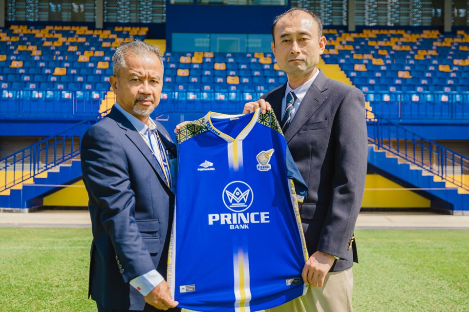 Huấn luyện viên Lee Tae-hoon ra mắt câu lạc bộ Visakha. Ảnh: Visakha FC