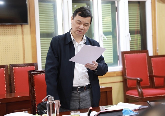 Ông Ngô Minh Tuấn trình bày báo cáo kết quả chấm sơ khảo Giải Búa liềm vàng năm 2021.