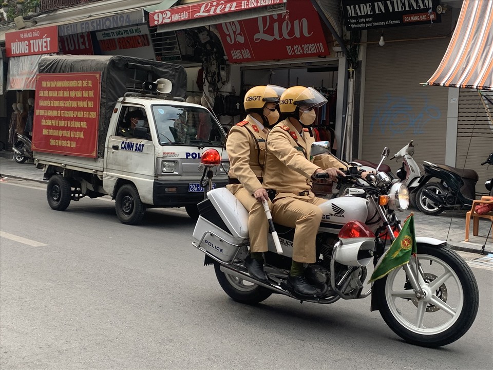 Công an quận Hoàn Kiếm phối hợp với công an các phường tuần tra trên khu vực phố cổ Hà Nội.