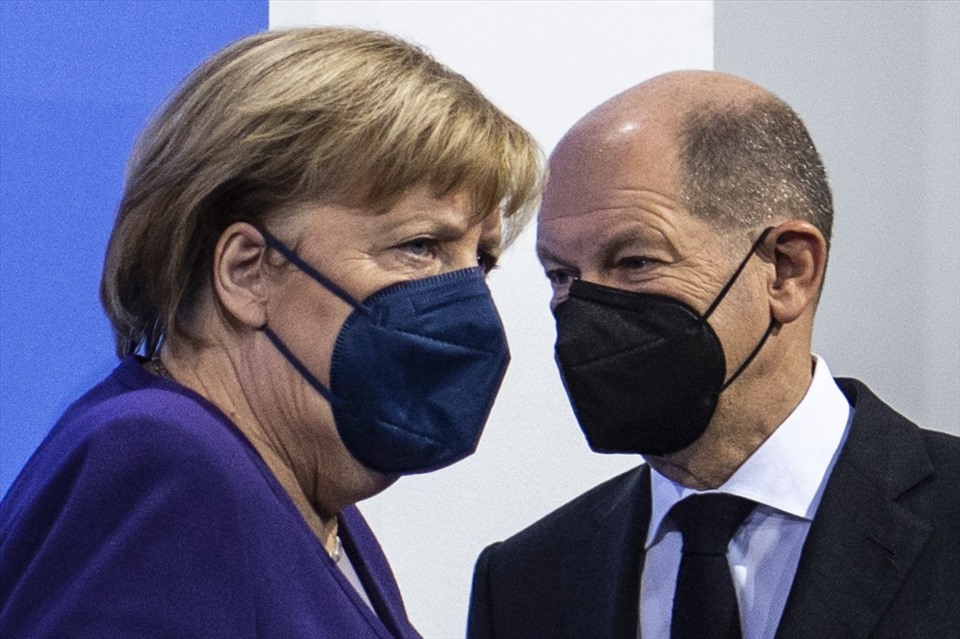Bà Angela Merkel và người kế nhiệm Olaf Scholz. Ảnh: AFP