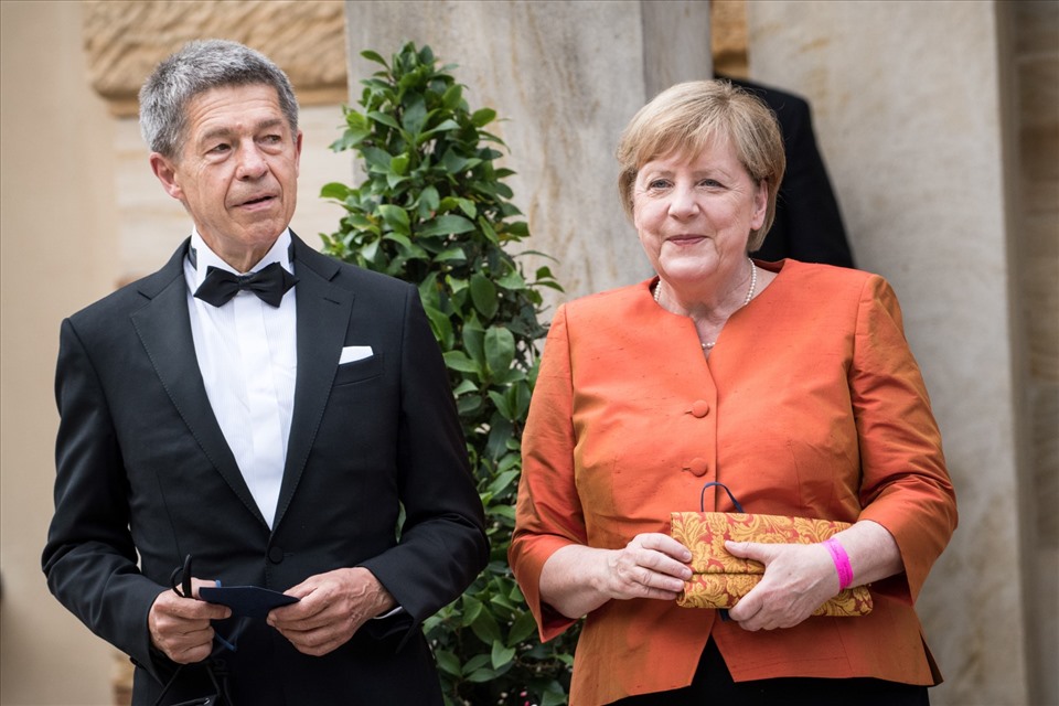 Vợ chồng bà Angela Merkel Joachim Sauer trong bức ảnh ngày 25.7.2021. Ảnh: AFP