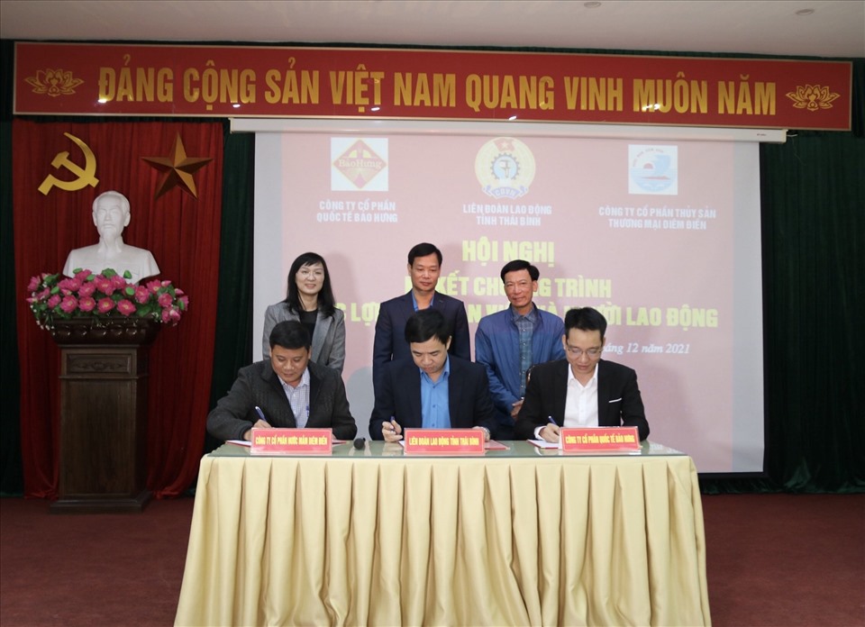 Lãnh đạo LĐLĐ tỉnh Thái Bình và lãnh đạo 2 doanh nghiệp ký kết thỏa thuận hợp tác chương trình phúc lợi cho đoàn viên. Ảnh: B.M
